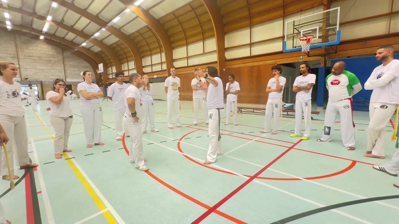 Mestre Mindinho stopping the beginners workshop — Antwerp